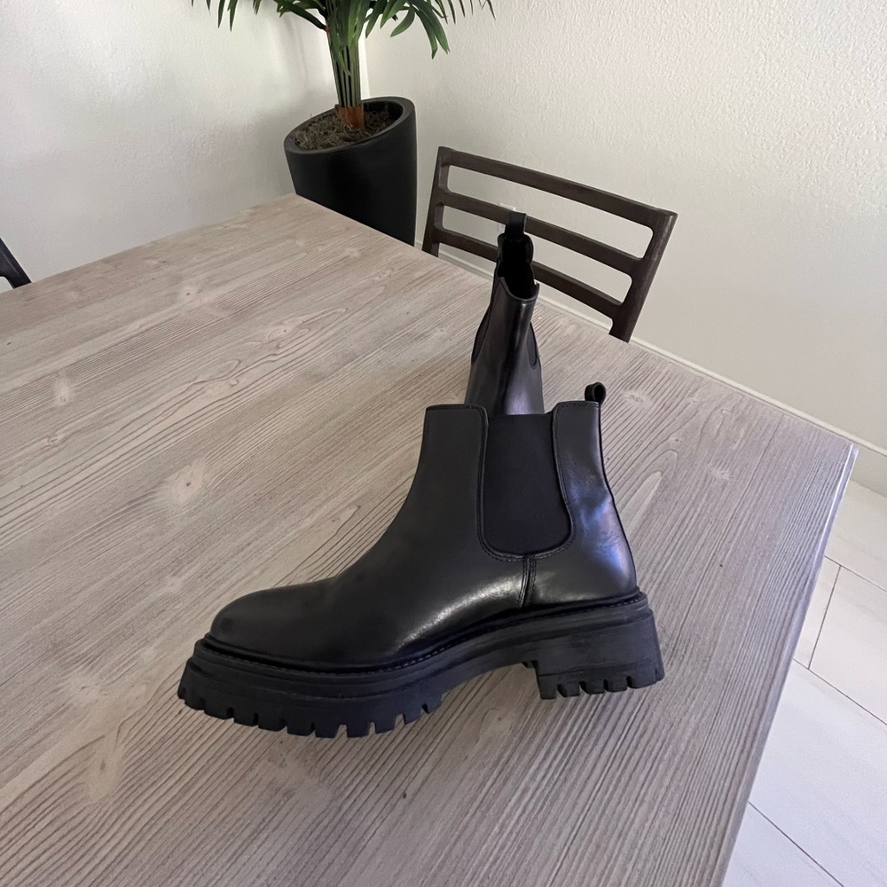 FINAL SALE-GEOX Respira- Chelsea Iridea Woman boots- size 9.5/40B in color black